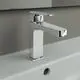 Waschtischarmatur aus verchromtem Material von Ideal Standard, mit einem klaren Design und einer Hebelsteuerung für die Wasserzufuhr auf einem Waschbecken montiert.